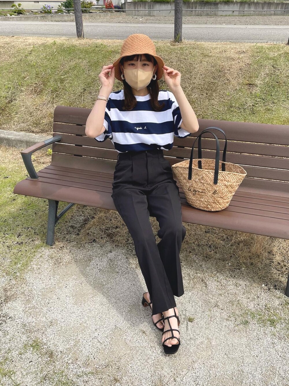 ブルー系のTシャツ/カットソー、ブラック系のスラックス、ブラック系のかごバッグを着用したレディースの夏コーディネートの5枚目の写真