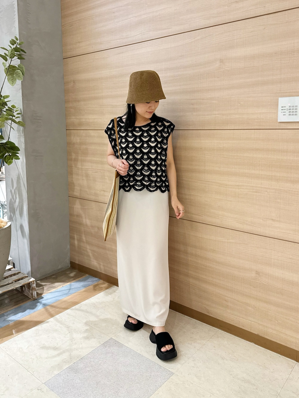 その他のその他トップス、ホワイト系のワンピース、ベージュ系のトートバッグを着用したレディースの夏コーディネートの5枚目の写真