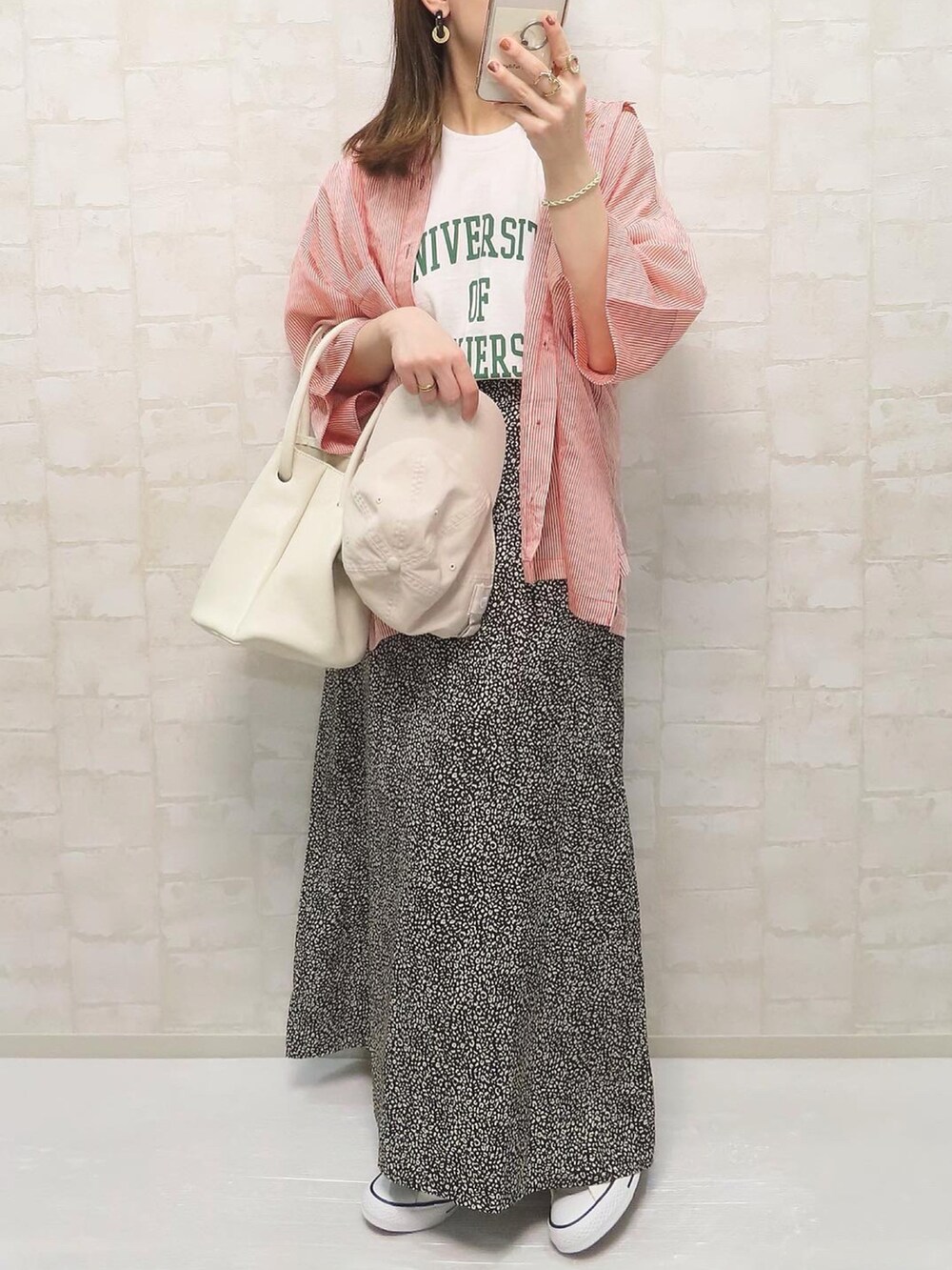 ホワイト系のTシャツ/カットソー、オレンジ系のシャツ/ブラウス、ブラック系のスカートを着用したレディースの春コーディネートの2枚目の写真