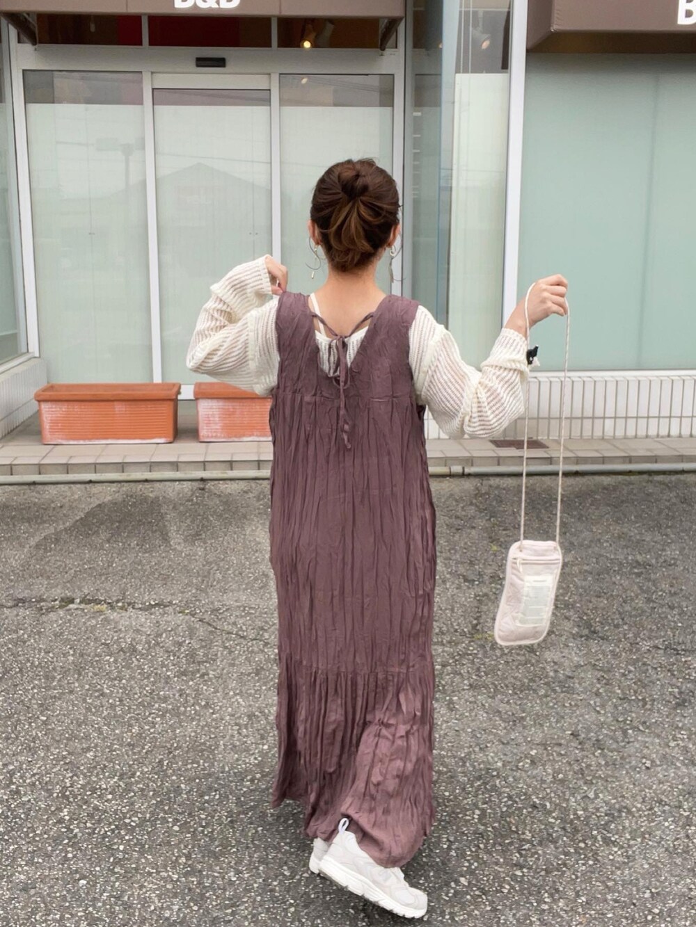 ブラウン系のワンピース、ベージュ系のTシャツ/カットソー、ホワイト系のキャミソールを着用したレディースの春コーディネートの3枚目の写真