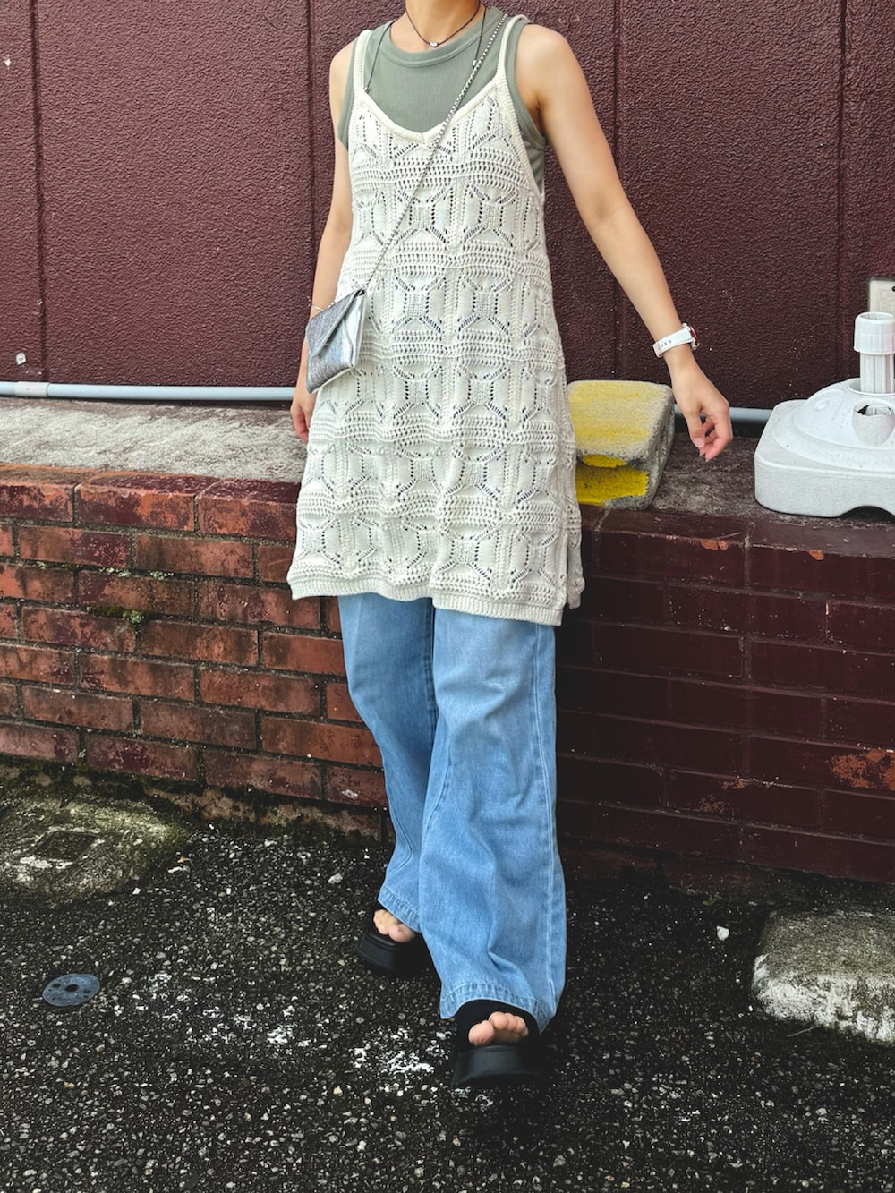 グリーン系のトップス、ホワイト系のキャミソール、シルバー系のショルダーバッグを着用したレディースの夏コーディネートの3枚目の写真