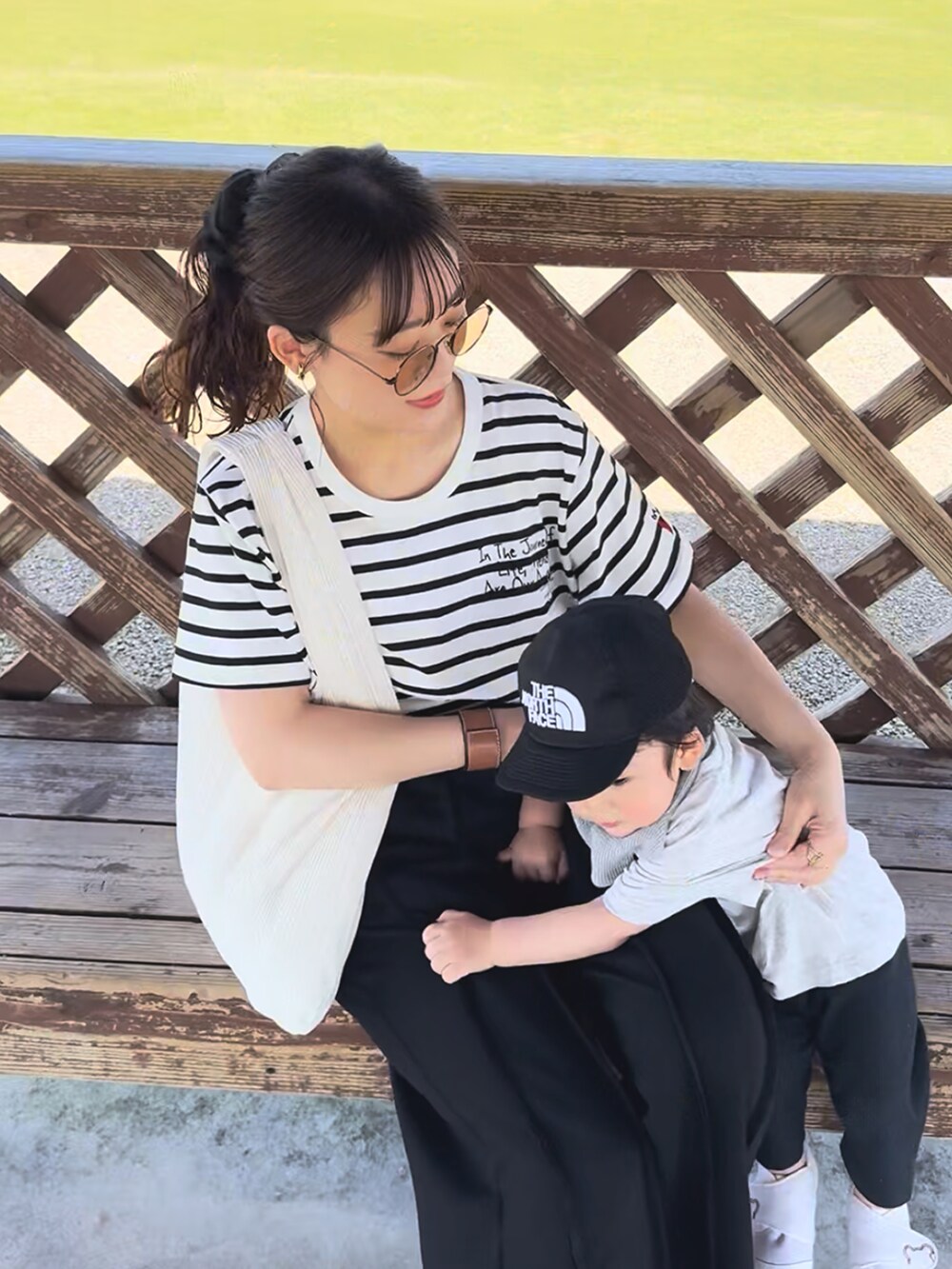ホワイト系のTシャツ/カットソー、ブラック系のスウェットパンツ、ホワイト系のバッグを着用したレディースの夏コーディネートの2枚目の写真
