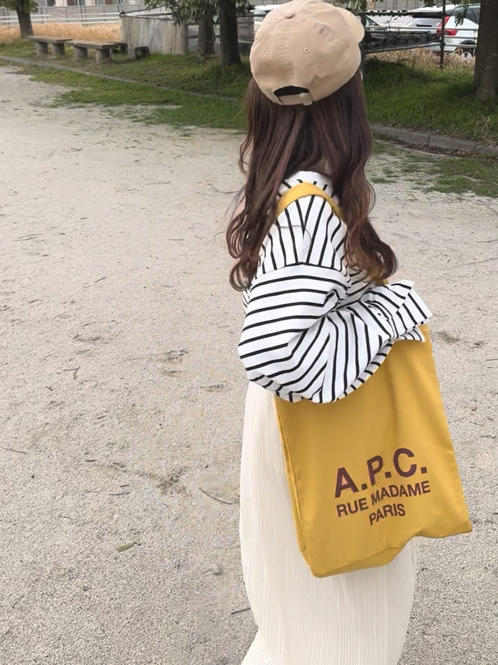 その他のTシャツ/カットソー、ホワイト系のスカート、オレンジ系のトートバッグを着用したレディースの春コーディネートの2枚目の写真