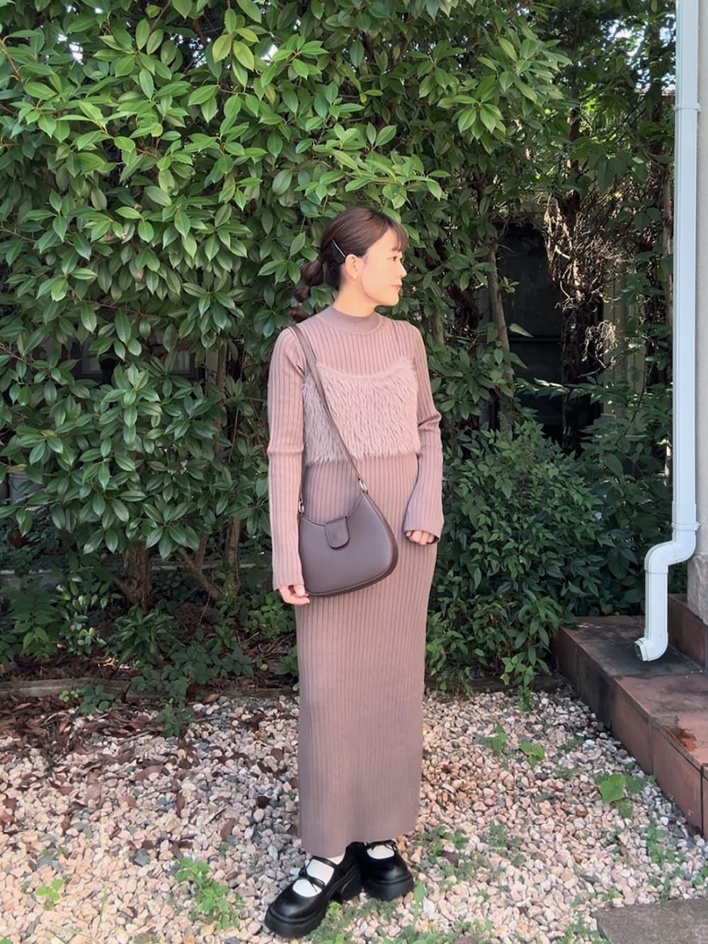 ブラウン系のワンピース/ドレス、ブラウン系のバッグ、ブラック系のシューズを着用したレディースの秋コーディネートの2枚目の写真