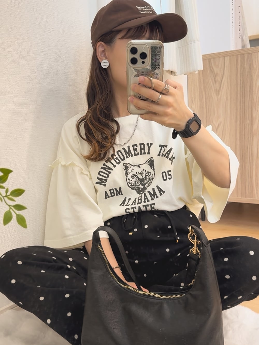 ホワイト系のTシャツ/カットソー、ブラック系のパンツ、ブラック系のバッグを着用したレディースの夏コーディネートの5枚目の写真