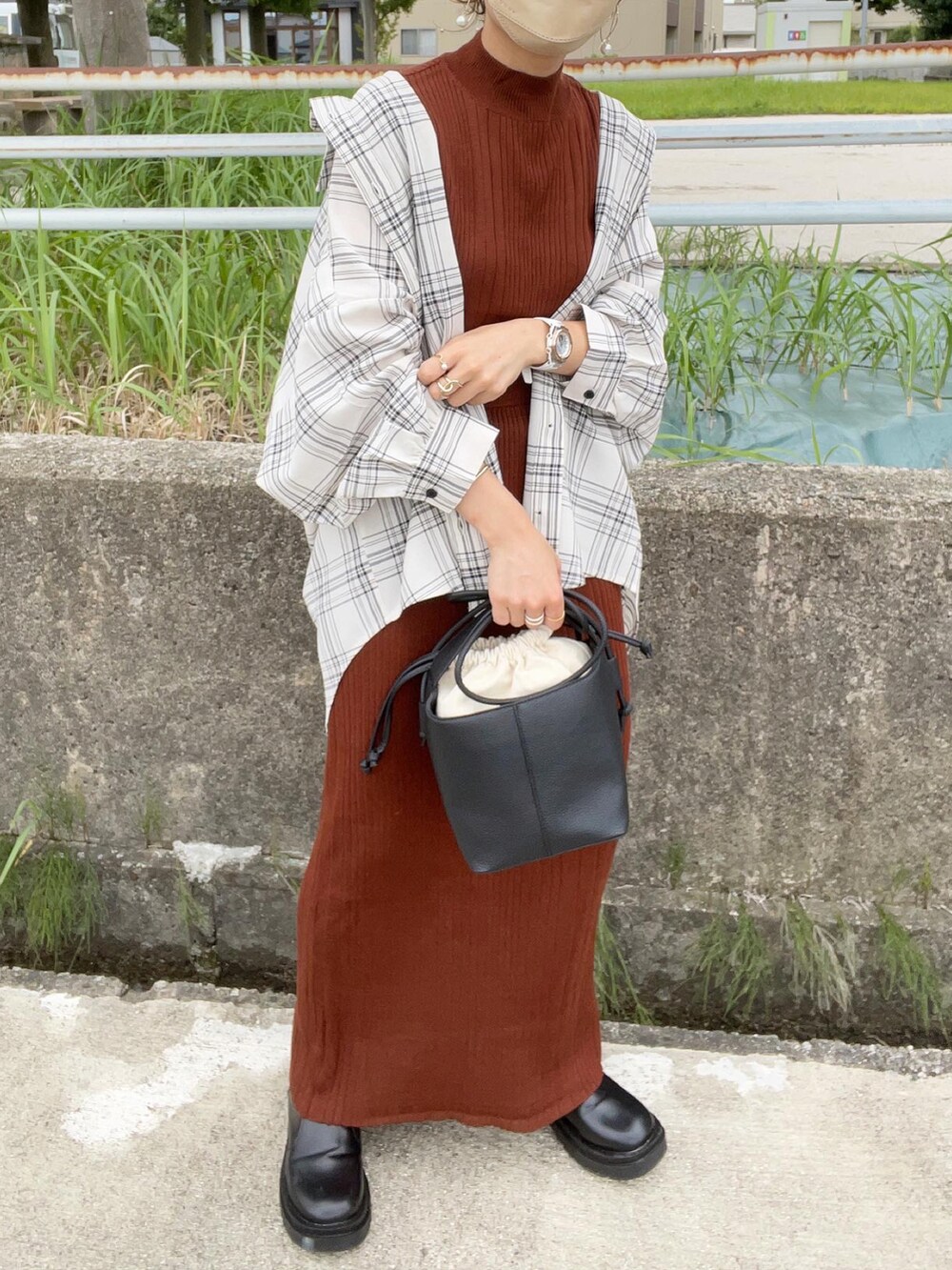 ブラウン系のセットアップ、ホワイト系のシャツ/ブラウス、ブラック系のショルダーバッグを着用したレディースの秋コーディネートの3枚目の写真