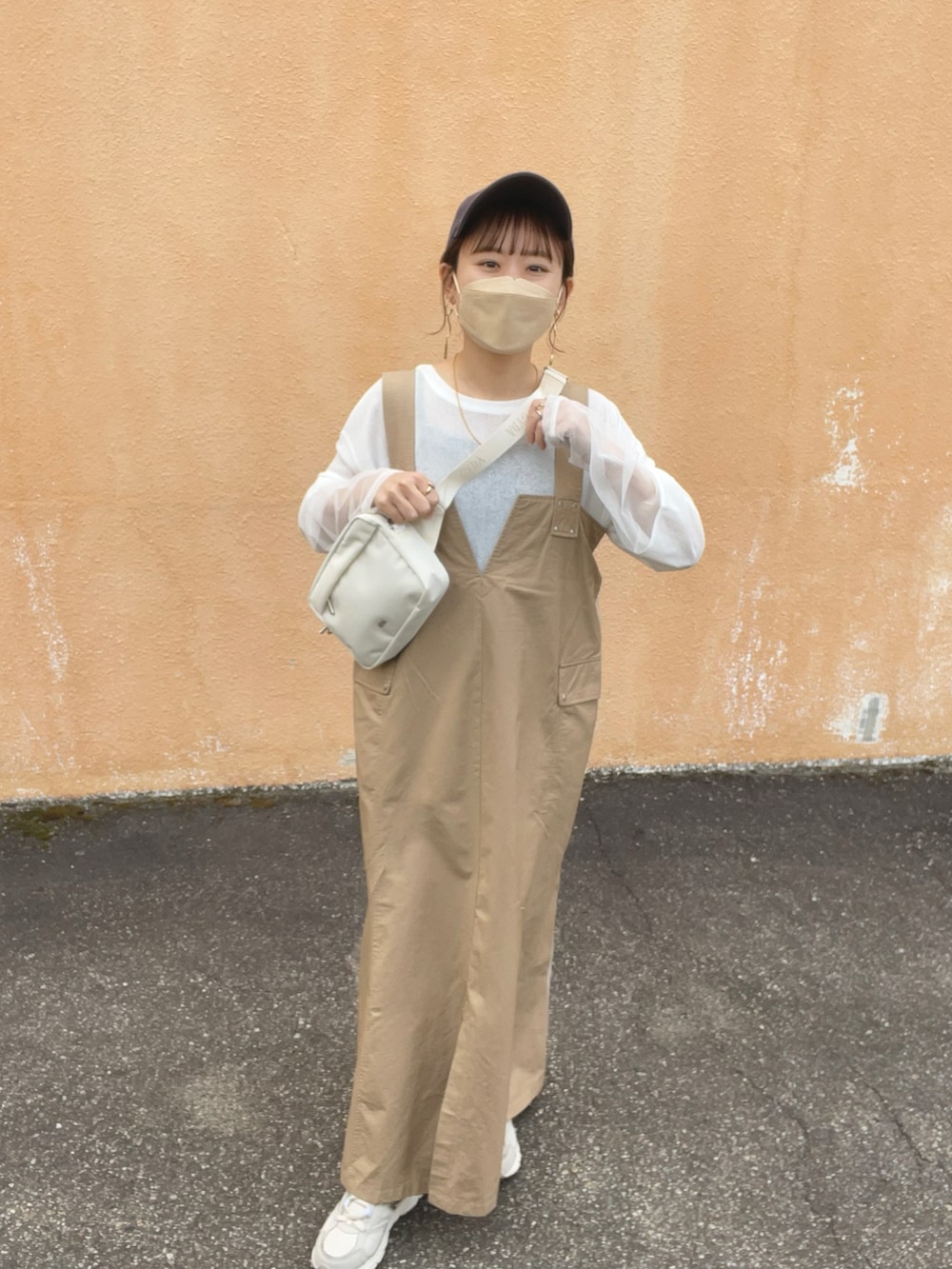 「PR、LHELBIE、ショルダーバッグ、ジャンパースカート、キャップ、シアートップス、ワントーンコーデ、春夏コーデ、レイヤードスタイル、シンプルコーデ、プチプラ、淡色コーデ、ビッグシルエット、スニーカー、厚底シューズ」｜「LHELBIEの２WAYマーメイドワークジャンスカ（ジャンパースカート、ベージュ系）」を使った、chicchimoさん（骨格ナチュラル・レディース・152cm）の春コーディネートの4枚目の写真
