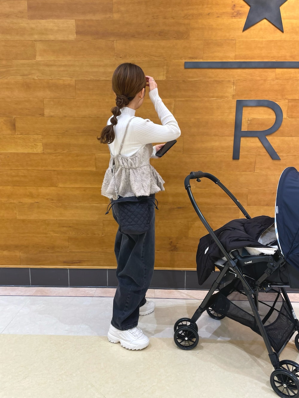 「韓国ファッション、ストリート、淡色コーデ、ビスチェ、お出かけコーデ、休日スタイル、デニム、大人カジュアル、春色、スニーカー、レイヤードスタイル、春ファッション、パンツスタイル、デニムコーデ、春のNewスタイル」｜「Rodeo Crownsのアイテム（デニムパンツ、ブラック系）」を使った、chicchimoさん（骨格ナチュラル・レディース・152cm）の春コーディネートの4枚目の写真
