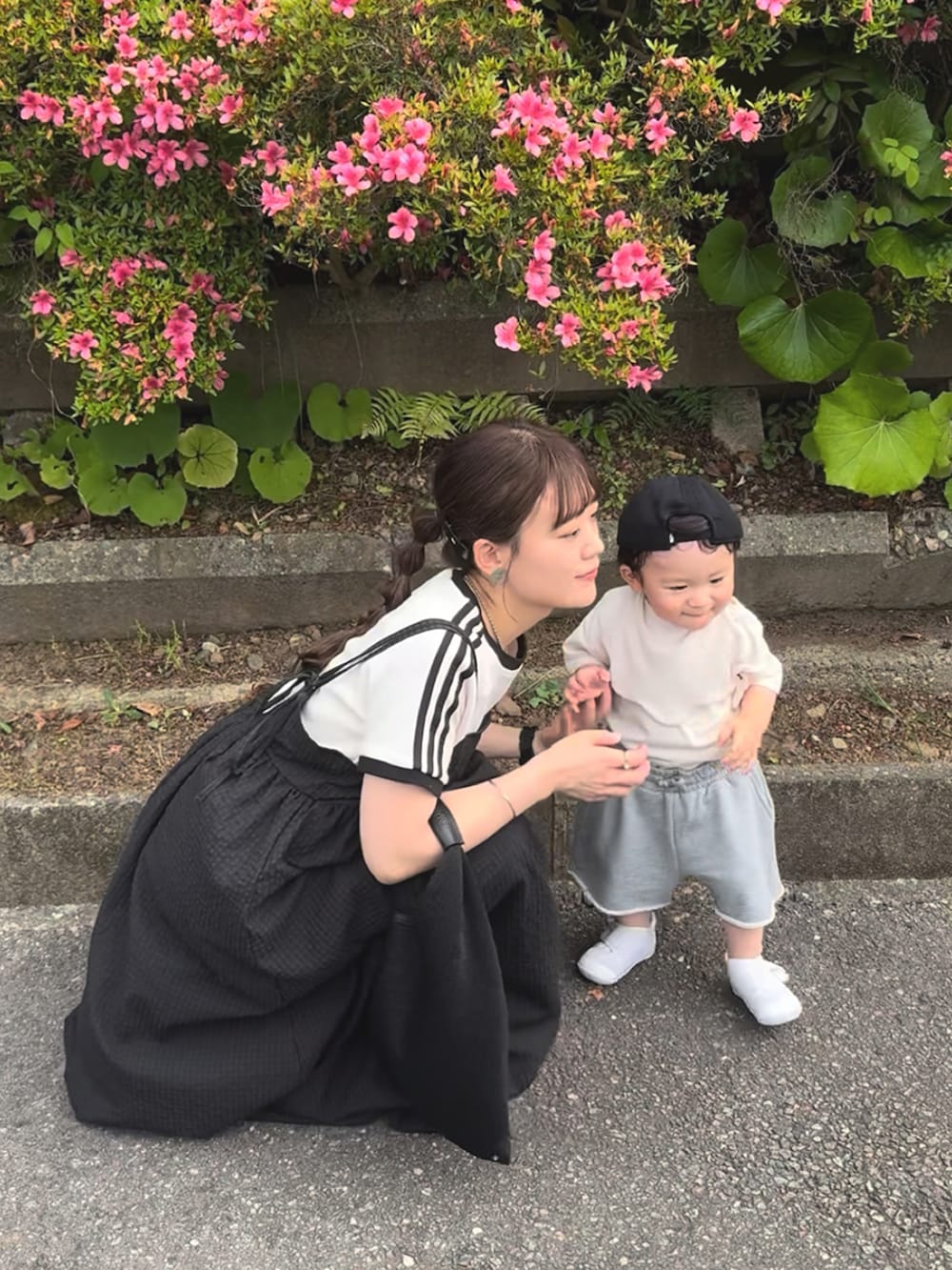 グレー系のセットアップ、ブラック系のワンピース、ブラック系のサンダルを着用したレディースの夏コーディネートの3枚目の写真