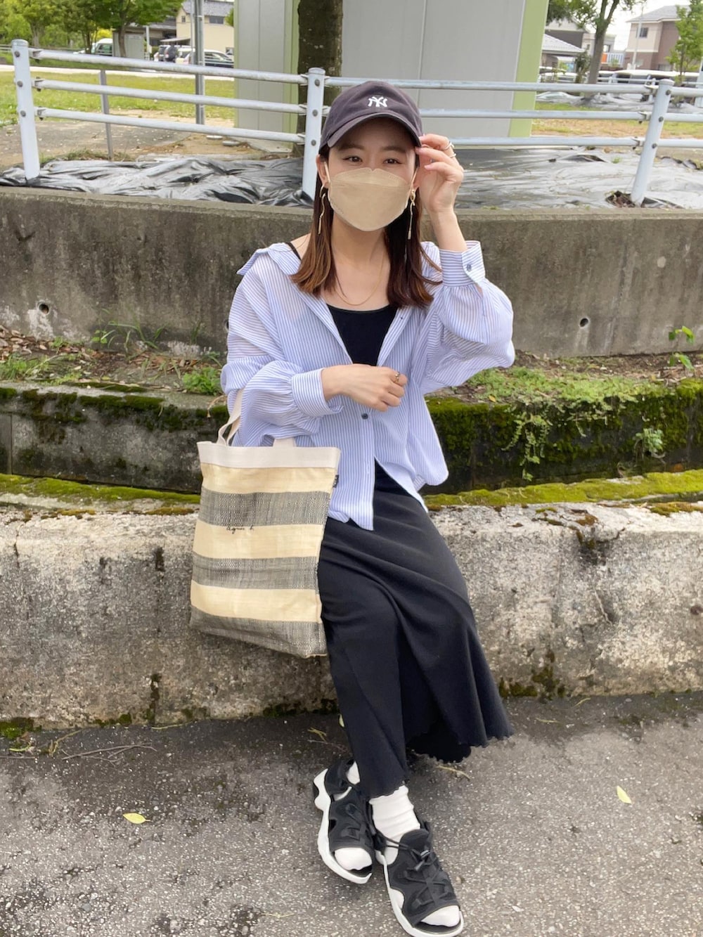 ブラック系のトートバッグ、ブルー系のシャツ/ブラウス、ブラック系のワンピースを着用したレディースの春コーディネートの5枚目の写真