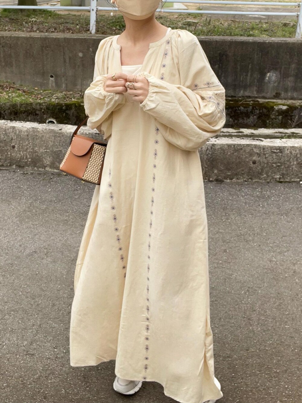 ホワイト系のワンピース、ホワイト系のキャミソール、イエロー系のショルダーバッグを着用したレディースの春コーディネートの4枚目の写真