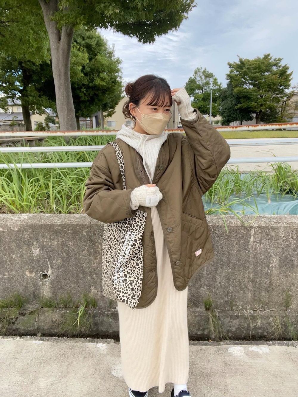 ブラウン系のノーカラージャケット、その他のトートバッグ、ホワイト系のワンピースを着用したレディースの冬コーディネートの3枚目の写真