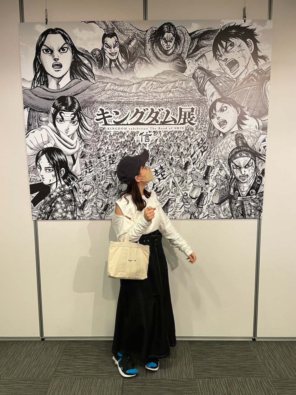 ホワイト系のトートバッグ、ホワイト系のトップス、ブラック系のスカートを着用したレディースの春コーディネートの3枚目の写真