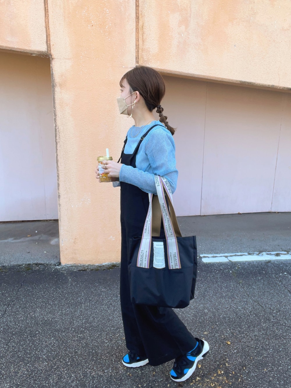 ブルー系のTシャツ/カットソー、ブラック系のサロペット/オーバーオール、ブラック系のトートバッグを着用したレディースの春コーディネートの4枚目の写真