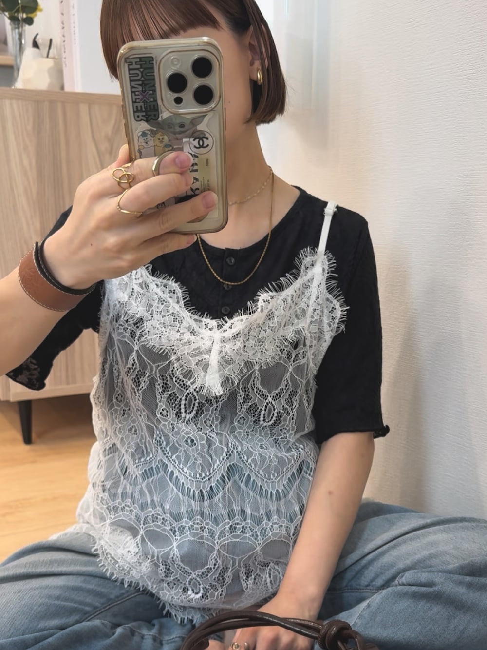 ホワイト系のキャミソール、ブラック系のTシャツ/カットソー、ブルー系のデニムパンツを着用したレディースの夏コーディネートの2枚目の写真