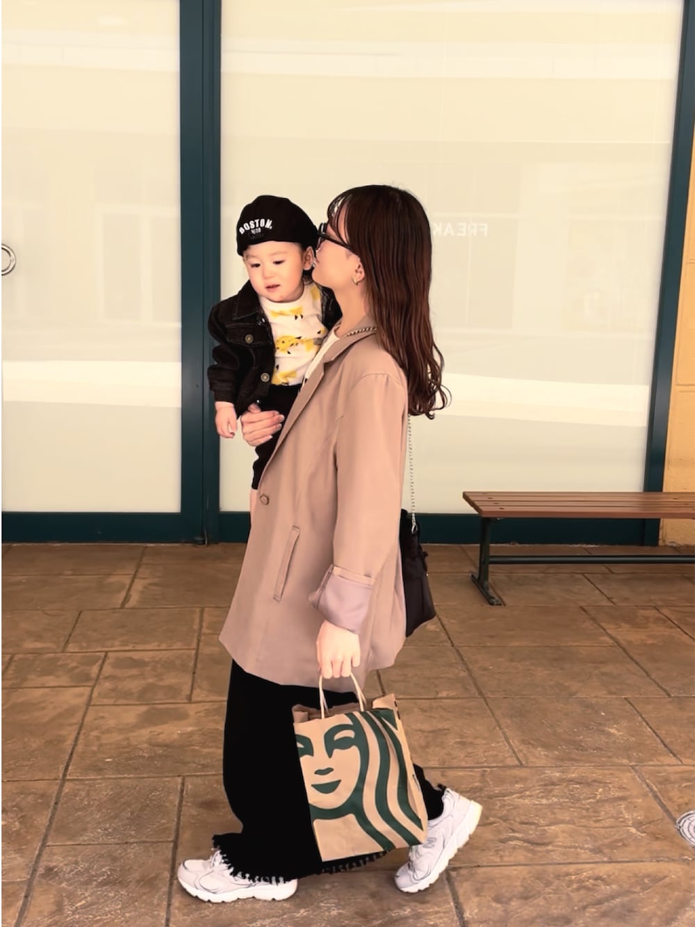 ベージュ系のテーラードジャケット、ホワイト系のTシャツ/カットソー、ブラック系のショルダーバッグを着用したレディースの春コーディネートの3枚目の写真