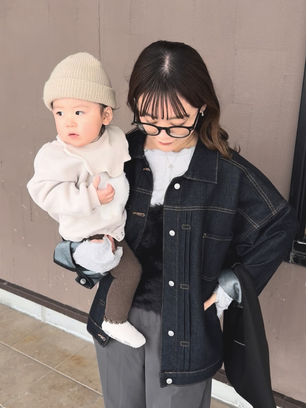 グレー系のTシャツ/カットソー、ブルー系のデニムジャケット、グレー系のその他パンツを着用したレディースの冬コーディネートの4枚目の写真