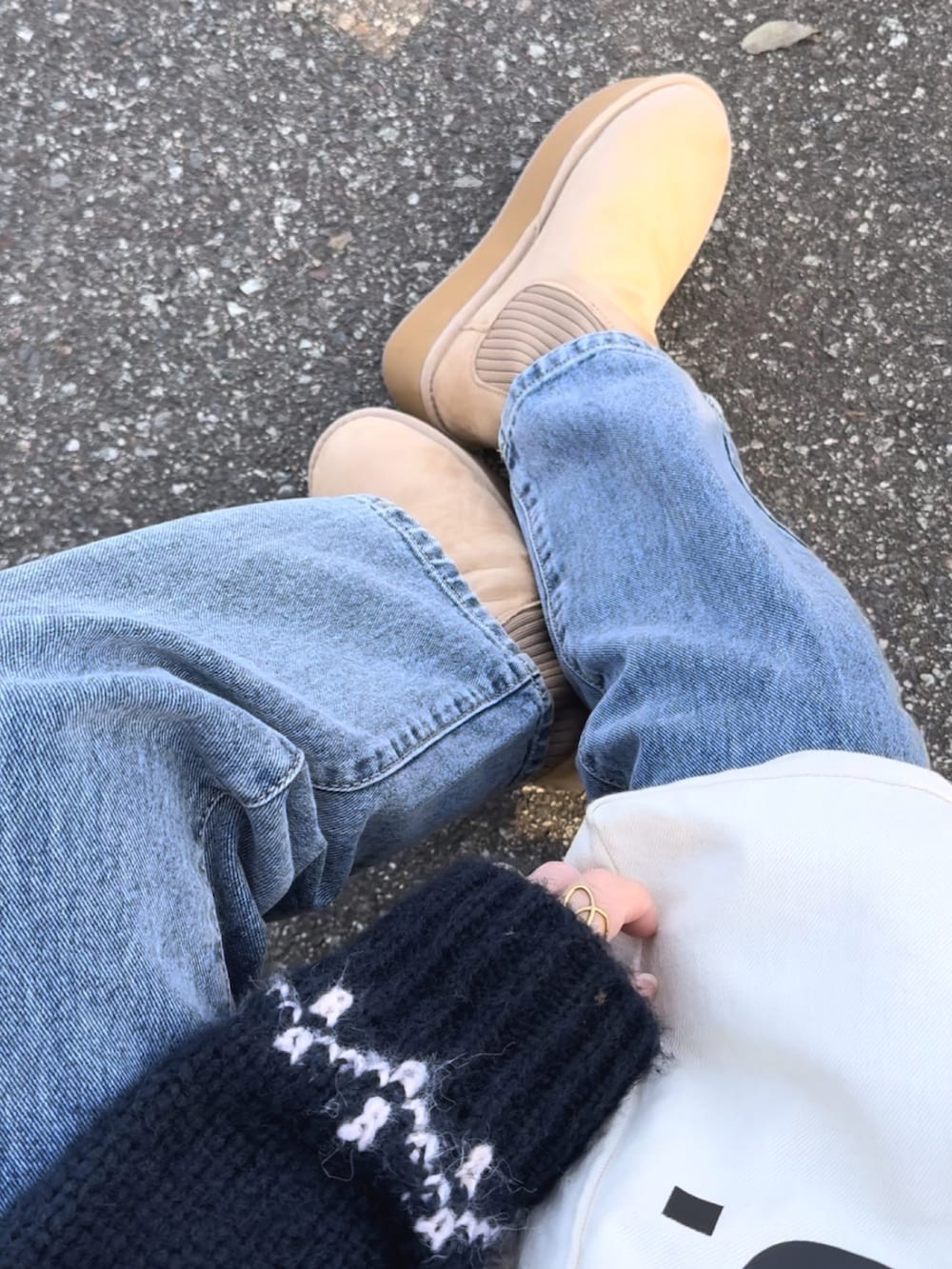 ベージュ系のブーツ、ホワイト系のトートバッグ、ブルー系のニット/セーターを着用したレディースの冬コーディネートの5枚目の写真