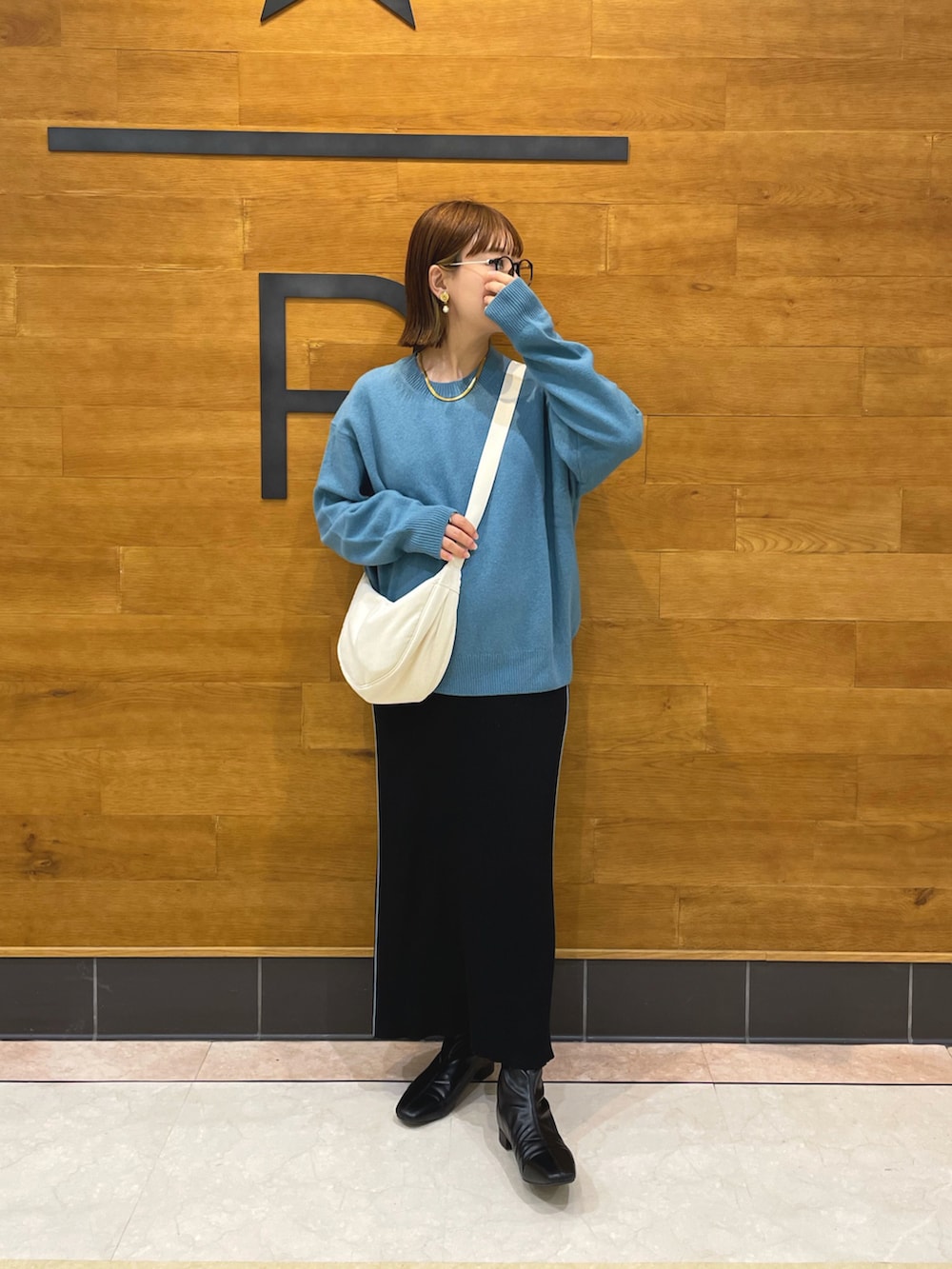 「秋服準備はじめました、秋コーデ、プチプラ、ショルダーバッグ、ロングスカート、ブーツ、お出かけコーデ、休日スタイル、ブルー、大人カジュアル、ニット、秋服まるっと大公開、カラー×コーデ、きれいめカジュアル、シンプルスタイル」｜「UNIQLOのアイテム（ニット/セーター、ブルー系）」を使った、chicchimoさん（骨格ナチュラル・レディース・152cm）の秋コーディネートの2枚目の写真
