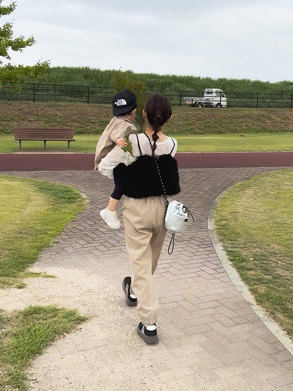 ベージュ系のその他パンツ、ホワイト系のTシャツ/カットソー、ブラック系のトップスを着用したレディースの秋コーディネートの3枚目の写真