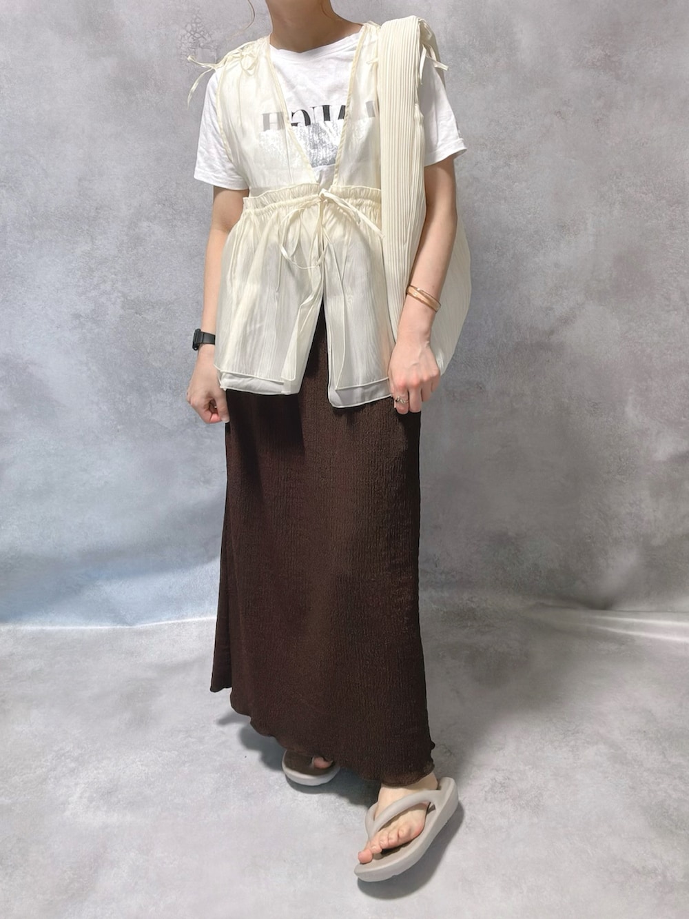 「Crisp、レイヤードスタイル、夏コーデ、フェスコーデ、夏だ！Tシャツ着よう！、お出かけコーデ、プチプラ、シアートップス、サンダル、トートバッグ、ビスチェ、韓国ファッション、きれいめカジュアル、フリル、淡色コーデ」｜「Crispのストレートラフカットスカート（スカート、ブラウン系）」を使った、chicchimoさん（骨格ナチュラル・レディース・152cm）の夏コーディネートの2枚目の写真
