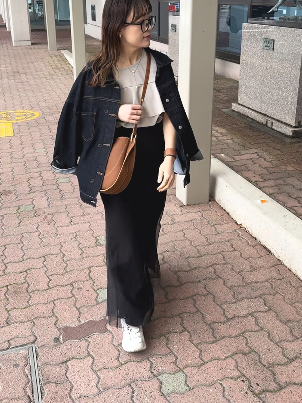 ブラック系のスカート、グレー系のシャツ/ブラウス、ブラウン系のショルダーバッグを着用したレディースの春コーディネートの4枚目の写真