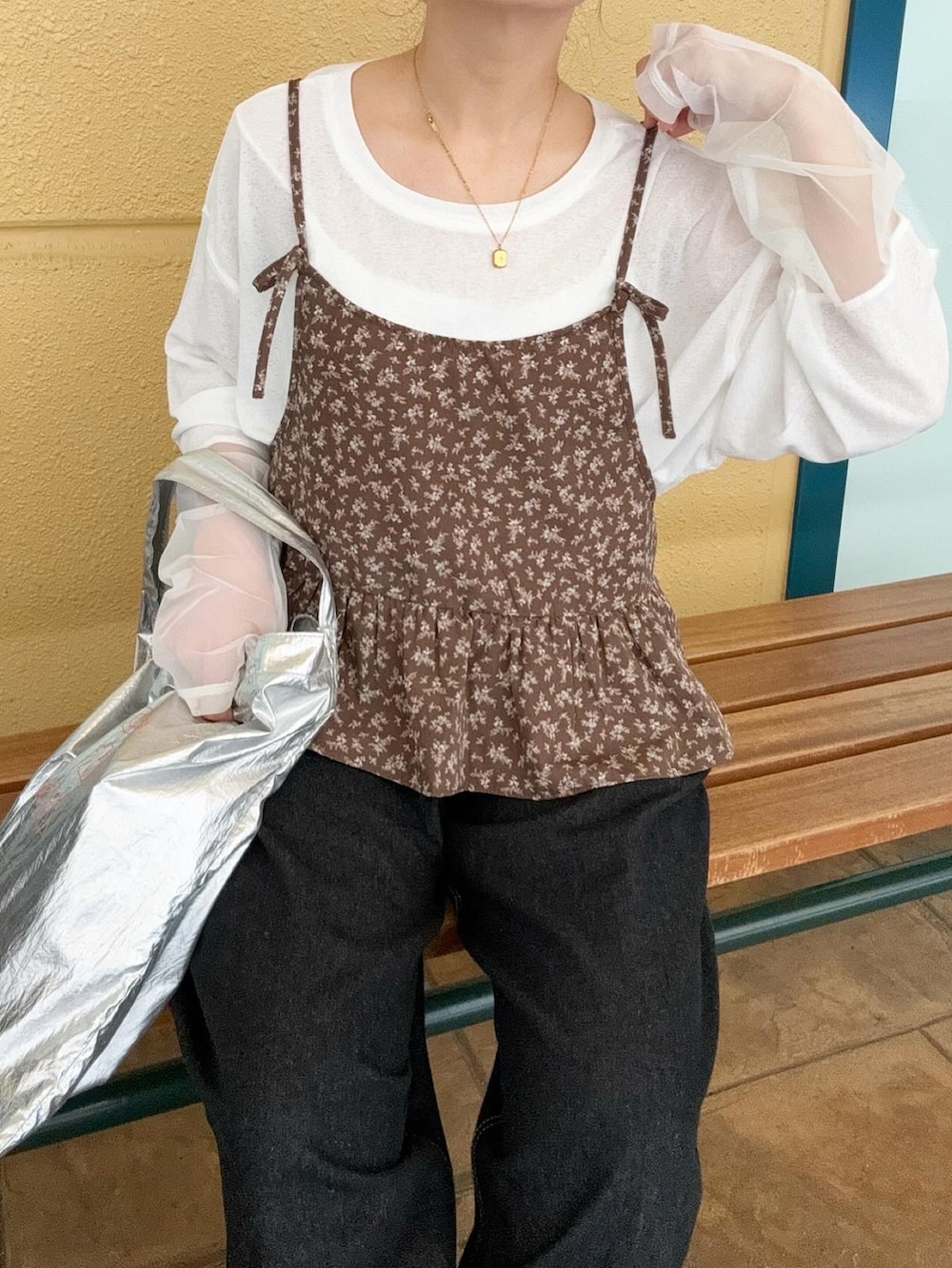 ブラウン系のシャツ/ブラウス、ホワイト系のTシャツ/カットソー、ブラック系のデニムパンツを着用したレディースの春コーディネートの3枚目の写真