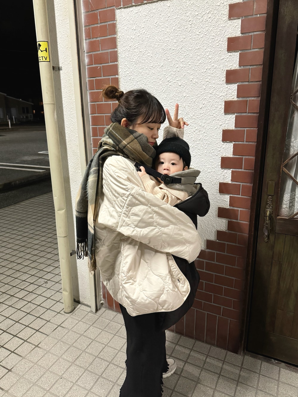 ホワイト系のノーカラージャケット、ブラック系のスカート、ベージュ系のストール/ショールを着用したレディースの冬コーディネートの3枚目の写真