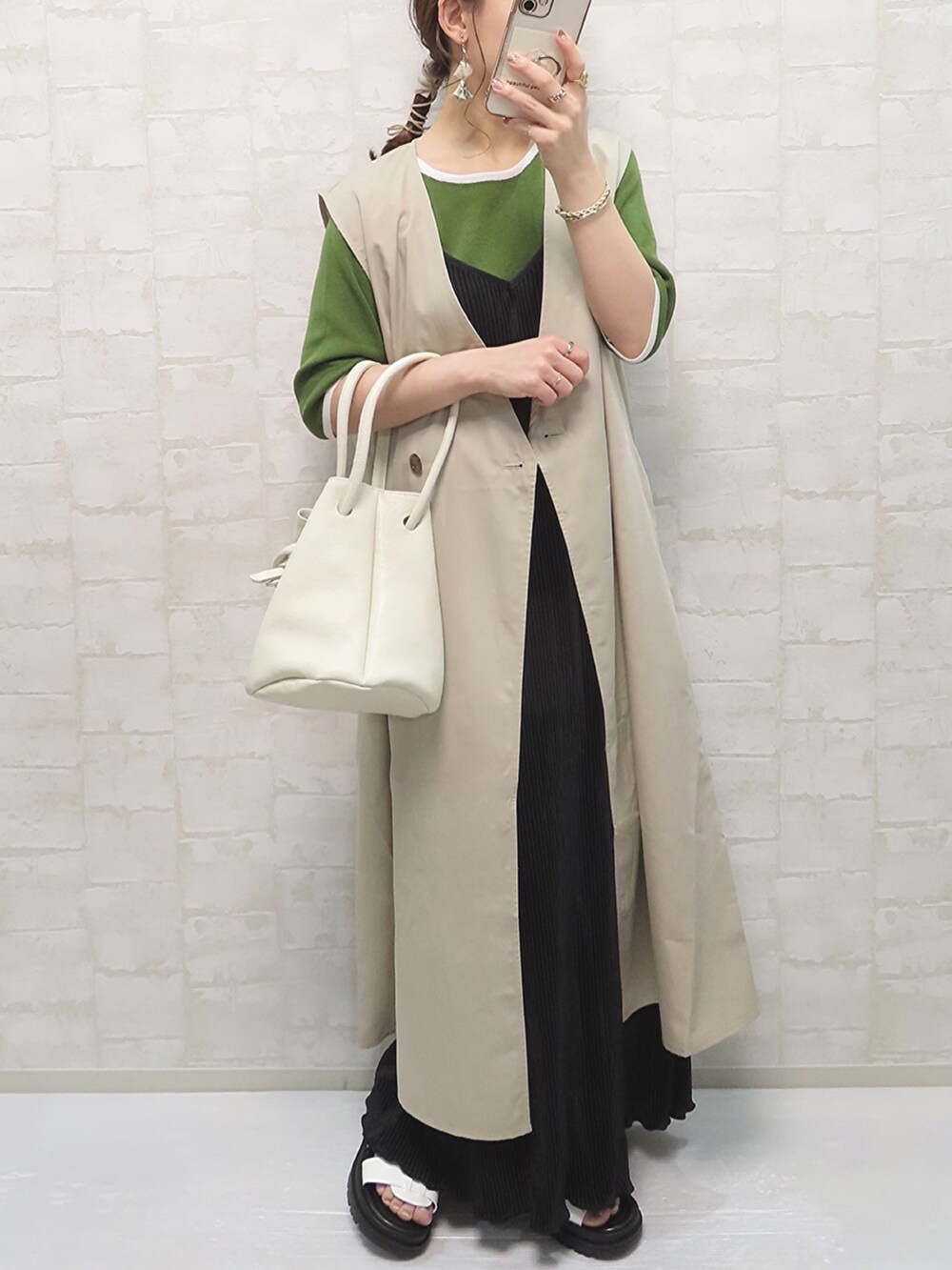 グリーン系のトップス、ブラック系のワンピース/ドレス、ベージュ系のベストを着用したレディースの夏コーディネートの4枚目の写真