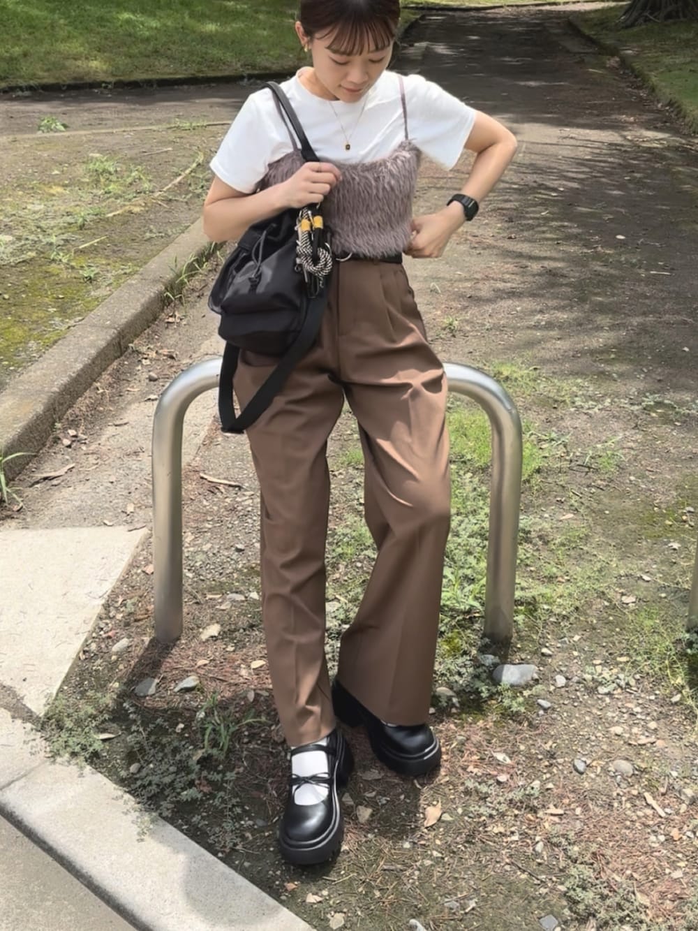 ブラウン系のパンツ、ブラウン系のワンピース/ドレス、ブラック系のバッグを着用したレディースの秋コーディネートの2枚目の写真