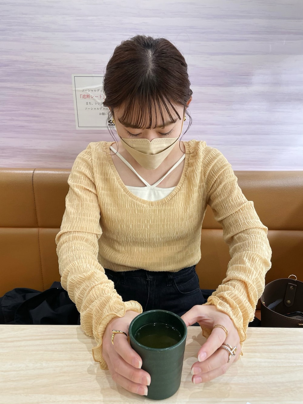 オレンジ系のTシャツ/カットソー、ブラック系のサロペット/オーバーオール、ホワイト系のスニーカーを着用したレディースの春コーディネートの4枚目の写真