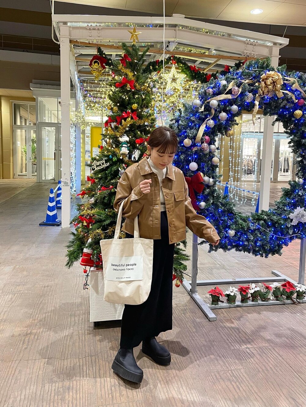 ブラウン系のその他アウター、ホワイト系のニット/セーター、ブラック系のブーツを着用したレディースの秋コーディネートの3枚目の写真