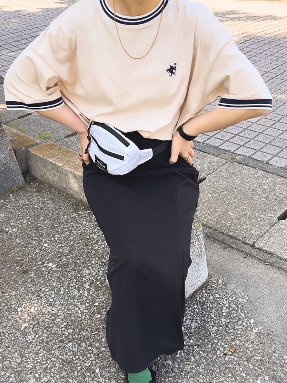 ホワイト系のTシャツ/カットソー、ブラック系のスカート、ブラック系のサンダルを着用したレディースの夏コーディネートの3枚目の写真