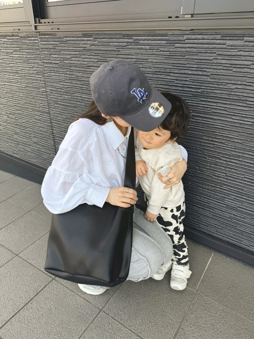グレー系のスウェットパンツ、ホワイト系のシャツ/ブラウス、ベージュ系のスニーカーを着用したレディースの春コーディネートの2枚目の写真