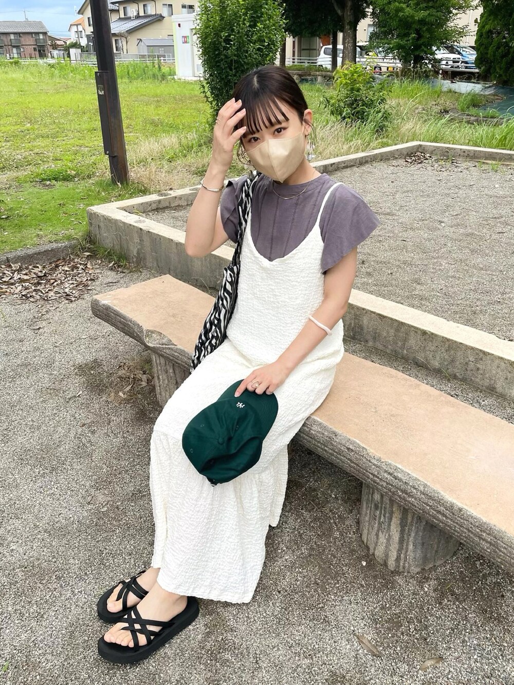 グレー系のシャツ/ブラウス、ホワイト系のワンピース、ブラック系のトートバッグを着用したレディースの夏コーディネートの2枚目の写真