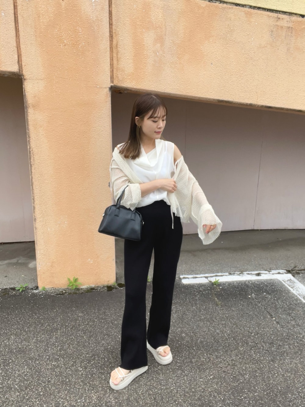 ホワイト系のTシャツ/カットソー、ホワイト系のカーディガン/ボレロ、ブラック系のその他パンツを着用したレディースの春コーディネートの3枚目の写真