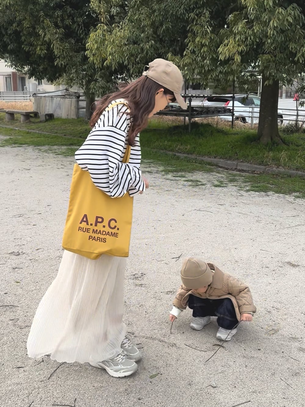 その他のTシャツ/カットソー、ホワイト系のスカート、オレンジ系のトートバッグを着用したレディースの春コーディネートの3枚目の写真
