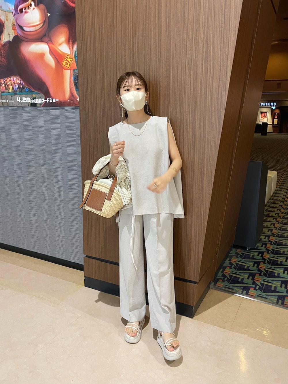 ベージュ系のシャツ/ブラウス、ベージュ系のその他パンツ、ホワイト系のカーディガン/ボレロを着用したレディースの夏コーディネートの4枚目の写真