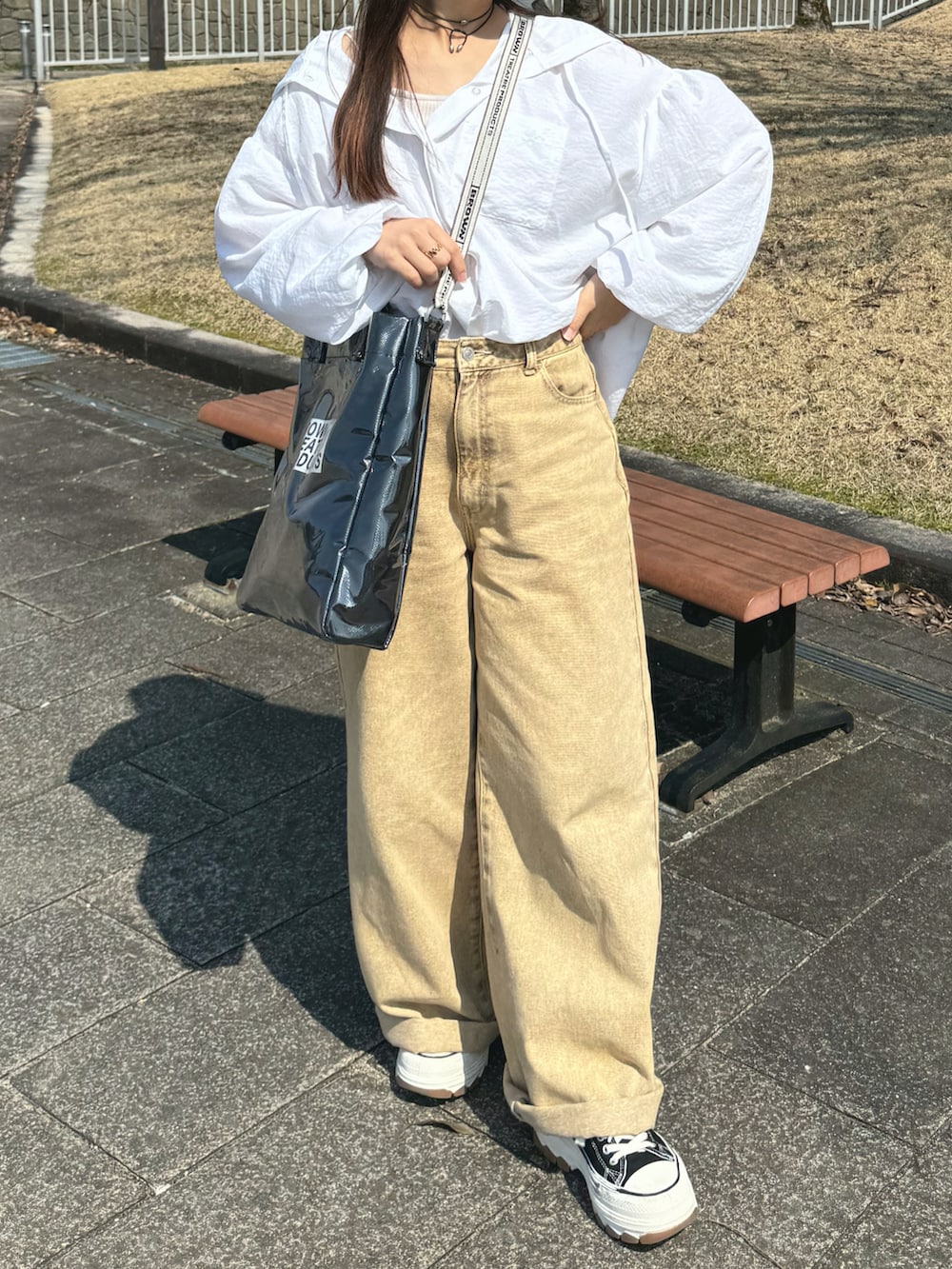 ホワイト系のシャツ/ブラウス、ブラック系のトートバッグ、ベージュ系のパンツを着用したレディースの春コーディネートの3枚目の写真