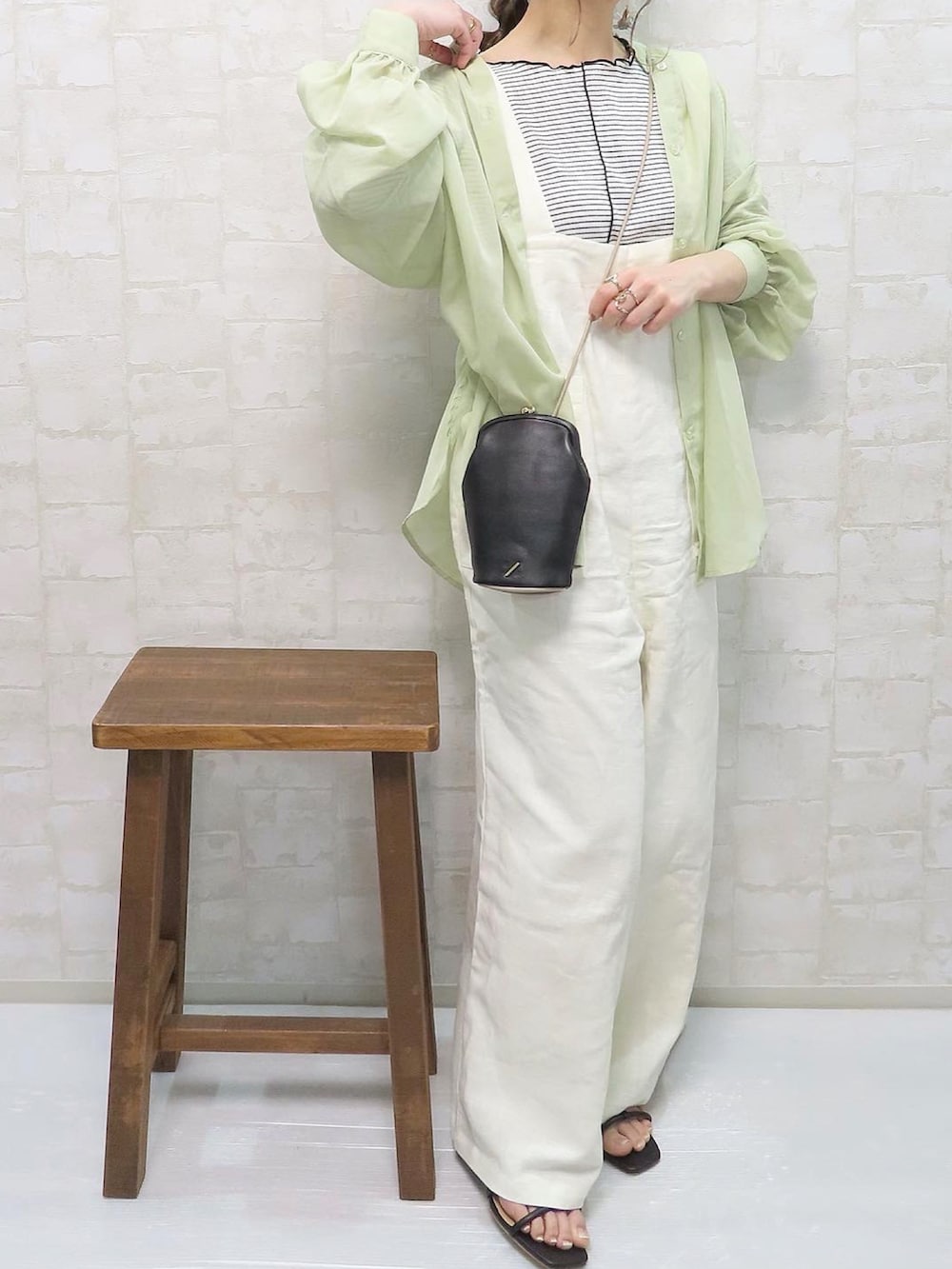 ホワイト系のサロペット/オーバーオール、ホワイト系のTシャツ/カットソー、ブラック系のショルダーバッグを着用したレディースの春コーディネートの5枚目の写真