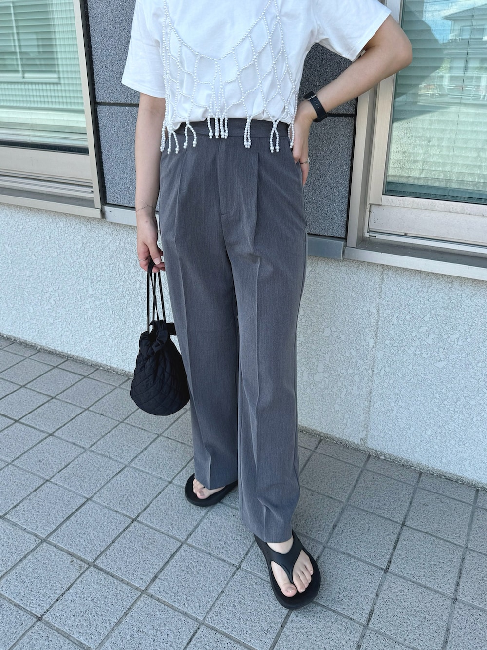 ホワイト系のベスト、ブラック系のサンダル、ホワイト系のTシャツ/カットソーを着用したレディースの夏コーディネートの3枚目の写真