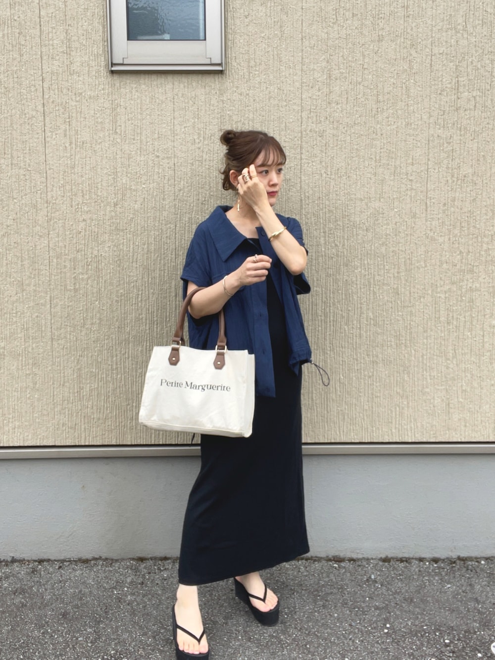 ブルー系のシャツ/ブラウス、ホワイト系のトートバッグ、ブラック系のサンダルを着用したレディースの夏コーディネートの2枚目の写真