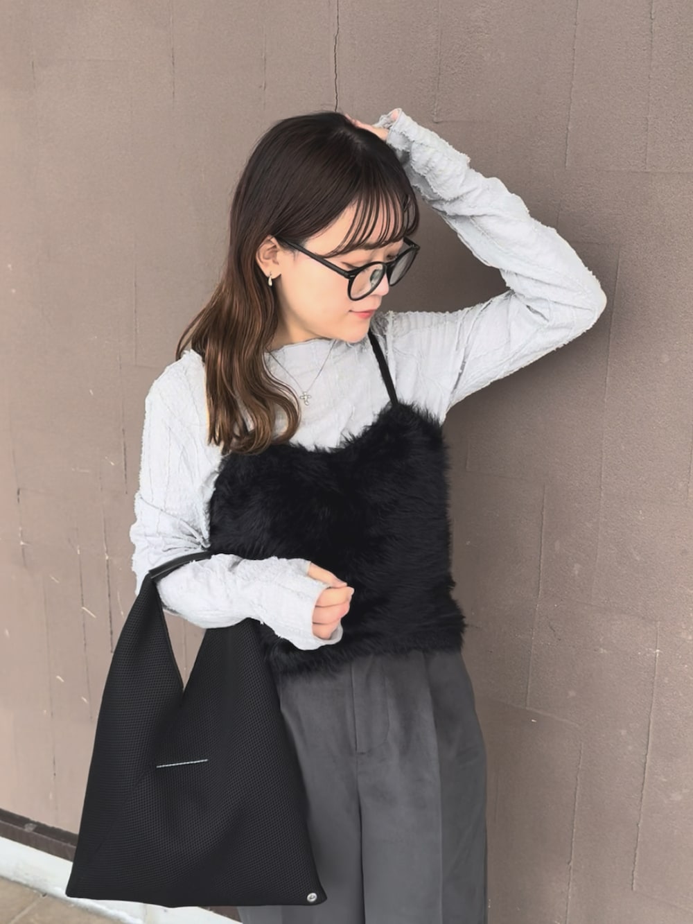 グレー系のTシャツ/カットソー、ブルー系のデニムジャケット、グレー系のその他パンツを着用したレディースの冬コーディネートの2枚目の写真