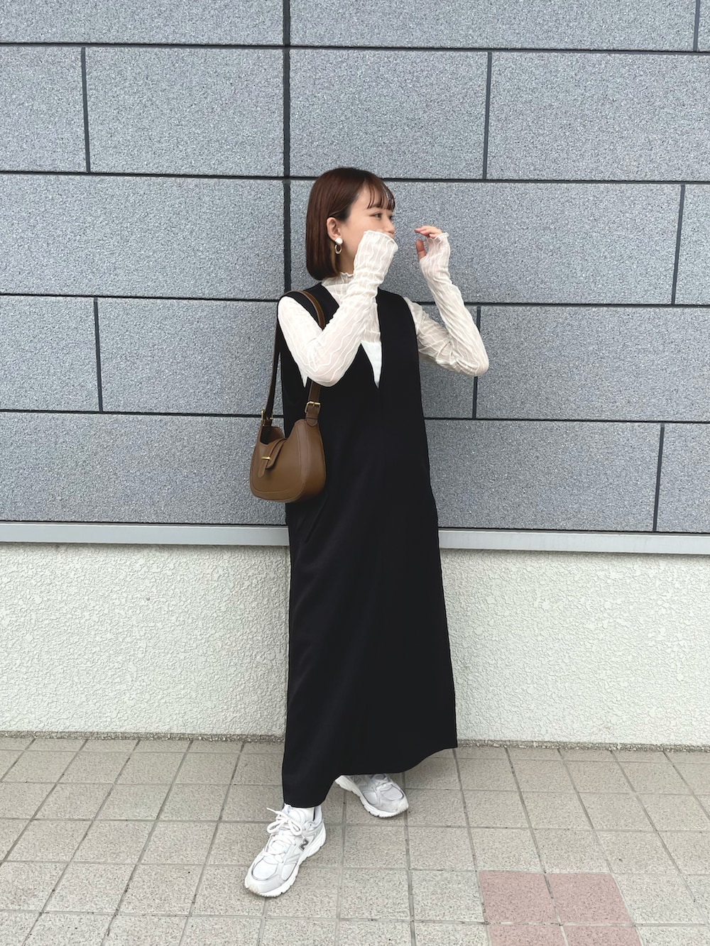 ブラック系のワンピース、ホワイト系のTシャツ/カットソー、ブラウン系のバッグを着用したレディースの夏コーディネートの4枚目の写真