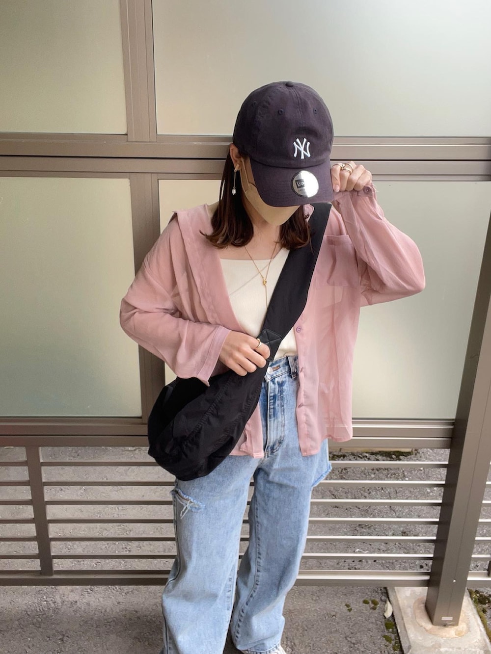 ピンク系のシャツ/ブラウス、ホワイト系のキャミソール、その他のデニムパンツを着用したレディースの春コーディネートの2枚目の写真