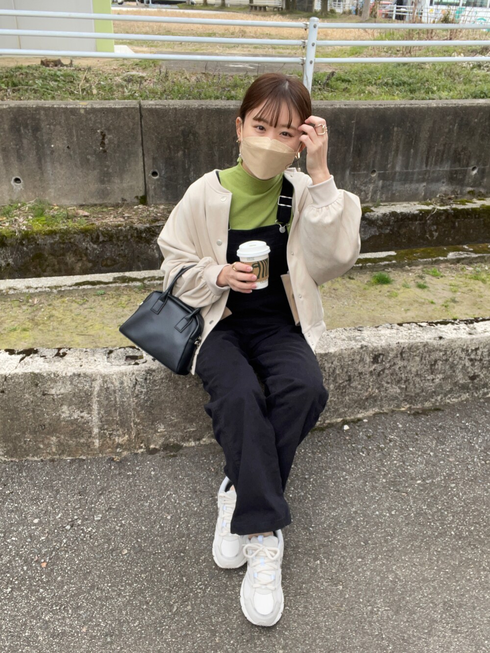 「春服デビュー宣言、春服みてみて、プチプラ、ビッグシルエット、パステル映える春、春アウター、きれいめカジュアル、サロペット、オーバーオール、休日スタイル、モノトーン、白スニーカー、春コーデ、大人カジュアル、カジュアルコーデ」｜「Fizzの【Fizz/フィズ】　フェイクスエードスタジャン（スタジャン、ホワイト系）」を使った、chicchimoさん（骨格ナチュラル・レディース・152cm）の春コーディネートの4枚目の写真