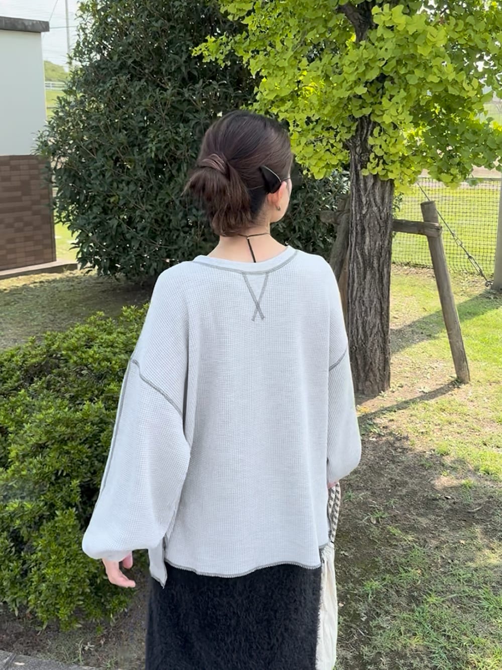 ホワイト系のショルダーバッグ、グレー系のTシャツ/カットソー、ブラック系のシャツ/ブラウスを着用したレディースの秋コーディネートの2枚目の写真