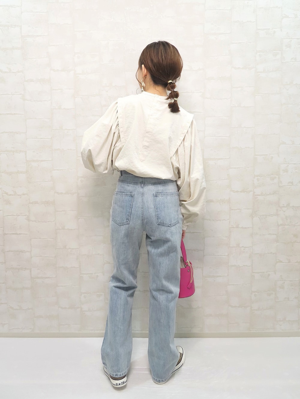 ホワイト系のシャツ/ブラウス、ピンク系のショルダーバッグ、ブラウン系のスニーカーを着用したレディースの冬コーディネートの3枚目の写真