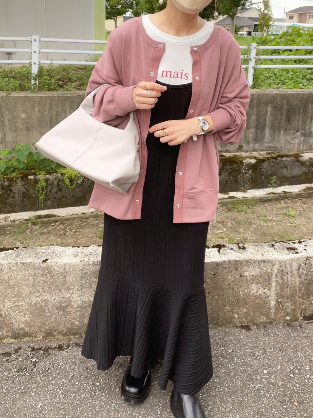 パープル系のカーディガン/ボレロ、ホワイト系のTシャツ/カットソー、ブラック系のワンピースを着用したレディースの秋コーディネートの4枚目の写真