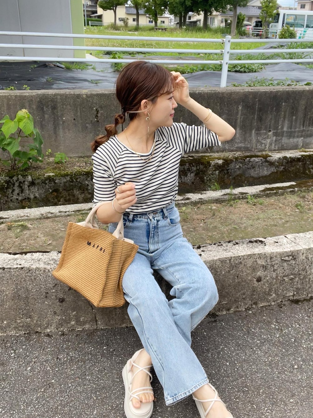 ブルー系のTシャツ/カットソー、その他のデニムパンツ、ベージュ系のショルダーバッグを着用したレディースの夏コーディネートの5枚目の写真